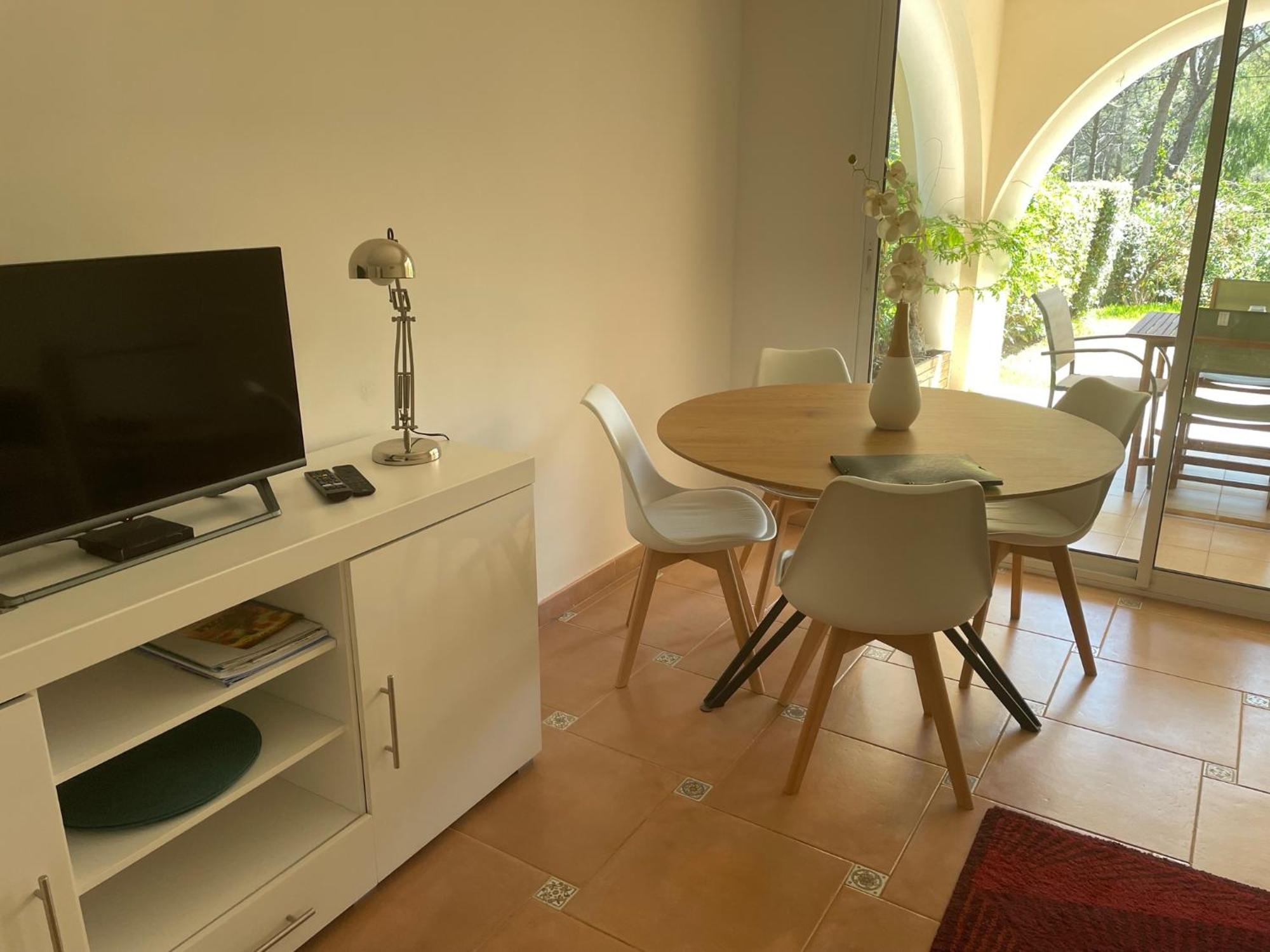 2 Pieces Saint Raphael Renove, Classe 4 Etoiles, 100 M Plages, Piscine, Tennis, Parc, Terrasse, Jardin Privatif Luaran gambar